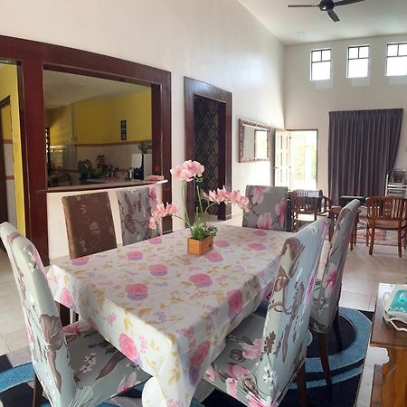 A Famosa Villa Putri 810 Kampong Balik Mungkar Exterior photo