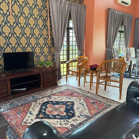 A Famosa Villa Putri 810 Kampong Balik Mungkar Exterior photo