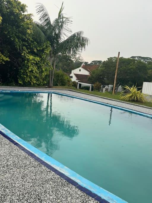 A Famosa Villa Putri 810 Kampong Balik Mungkar Exterior photo