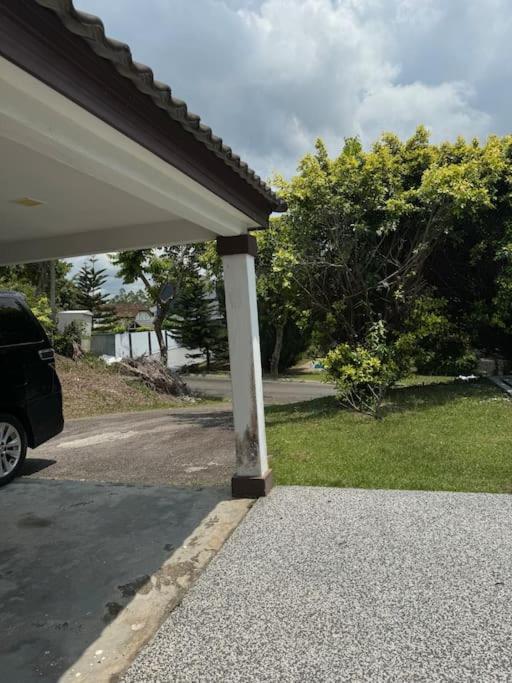 A Famosa Villa Putri 810 Kampong Balik Mungkar Exterior photo