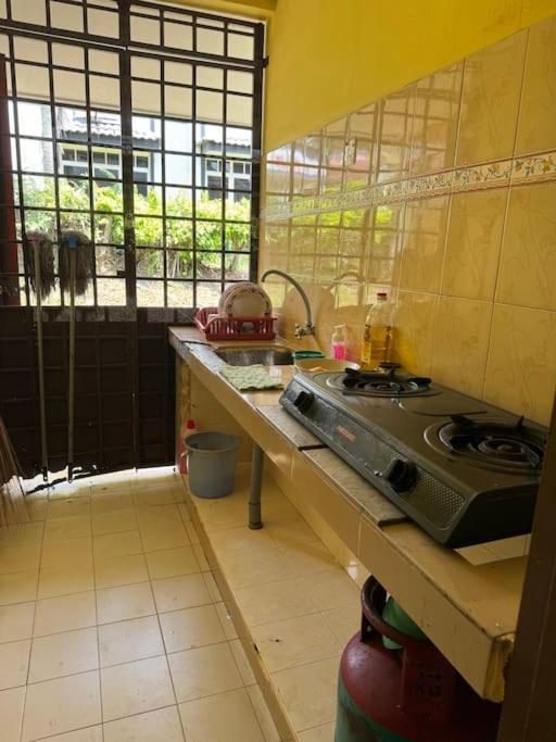 A Famosa Villa Putri 810 Kampong Balik Mungkar Exterior photo