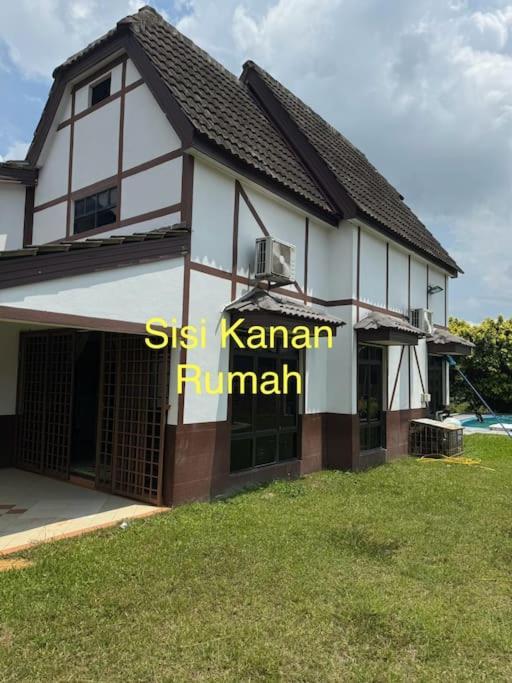 A Famosa Villa Putri 810 Kampong Balik Mungkar Exterior photo
