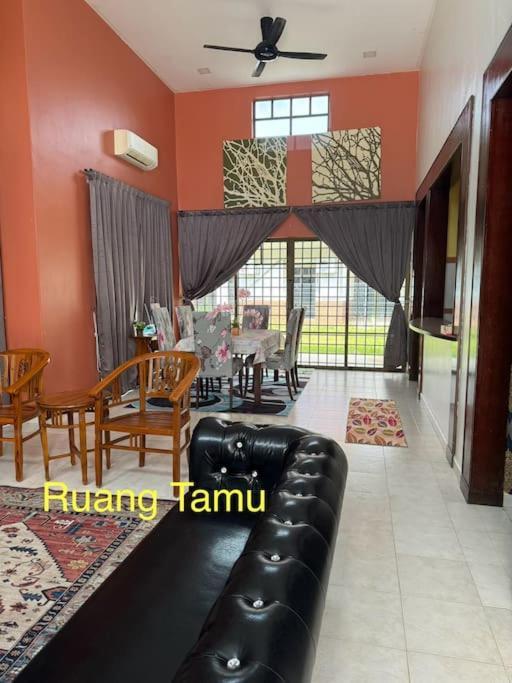 A Famosa Villa Putri 810 Kampong Balik Mungkar Exterior photo