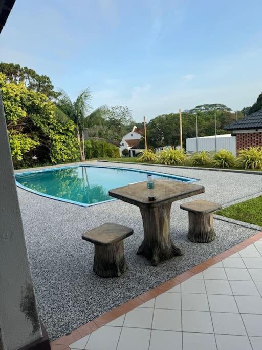 A Famosa Villa Putri 810 Kampong Balik Mungkar Exterior photo
