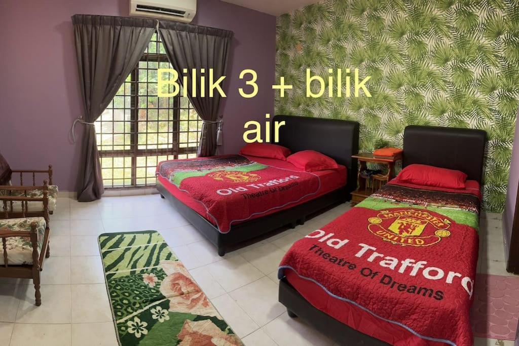 A Famosa Villa Putri 810 Kampong Balik Mungkar Exterior photo